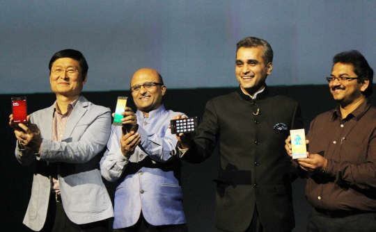 삼성전자가 14일 인도 뉴델리 구르가온에서 독자 모바일 운영체제(OS) 타이젠을 탑재한 스마트폰 '삼성 Z3' 를 공개했다. Z3 스마트폰은 15만원대 가격에 갤럭시S5와 같은 크기인 5인치 HD급 슈퍼 아몰레드 디스플레이와 후면 800만 화소 카메라 등 고성능 하드웨어를 갖췄다. 곽동원 삼성전자 벵갈루루 연구소장(맨 왼쪽) 등 삼성전자 관계자들이 '삼성 Z3' 스마트폰을 들어보이고 있다. 연합뉴스